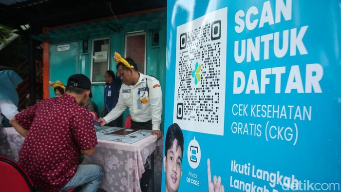 Warga mengikuti program cek kesehatan gratis bagi yang tengah berulang tahun di Puskesmas Cakung, Jakarta, Senin (10/2/2025).