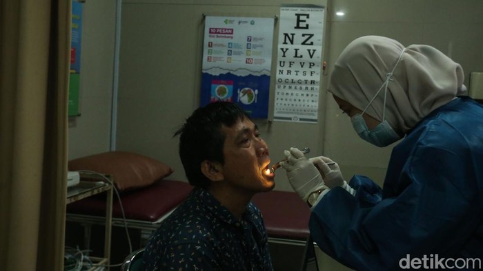 Warga mengikuti program cek kesehatan gratis bagi yang tengah berulang tahun di Puskesmas Cakung, Jakarta, Senin (10/2/2025).