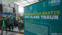 Warga mengikuti program cek kesehatan gratis bagi yang tengah berulang tahun di Puskesmas Cakung, Jakarta, Senin (10/2/2025).  