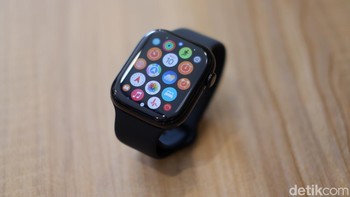 Apple Watch Series 10 tidak hanya lebih baik dalam desain dan performa tetapi juga dalam fitur kesehatan. Dengan sensor suhu pergelangan tangan dan kedalaman air, jam ini menyediakan data lebih akurat untuk pengguna yang aktif berolahraga atau berenang. Fitur-fitur seperti deteksi jatuh, EKG, dan pelacakan tidur juga ditingkatkan untuk memberikan wawasan kesehatan yang lebih mendalam Foto: Adi Fida Rahman/detikINET