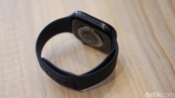 Apple Watch Series 10 memiliki speaker internal yang ditingkatkan, sekarang dapat digunakan untuk mendengarkan lagu dan podcast. Makin lengkap lagi ada kemampuan mengurangi kebisingan latar belakang selama panggilan telepon atau audio FaceTime. Foto: Adi Fida Rahman/detikINET