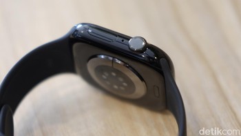 Digital crown dibuat lebih kecil. Meski begitu masih nyaman untuk digunakan untuk navigasi. Foto: Adi Fida Rahman/detikINET