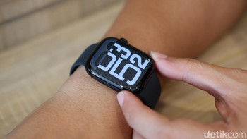 Apple Watch sangat cocok untuk aktivitas di dalam air. Ini berkat desain tahan air yang memiliki peringkat ketahanan air 50 meter, deteksi gerakan otomatis, dan perhitungan putaran.Dipadukan watchOS 11 yang memiliki Latihan Khusus untuk berenang di kolam. Pengukur kedalaman dan sensor suhu air yang baru membuat Apple Watch Series 10 menjadi pendamping yang lebih baik untuk aktivitas pengguna di dalam air. Foto: Adi Fida Rahman/detikINET