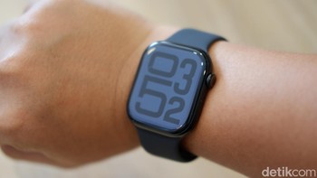 Apple Watch Series 10, yang dibuat dengan 100 persen aluminium daur ulang atau 95 persen titanium daur ulang pada casingnya, pelanggan kini dapat memilih opsi netral karbon untuk Apple Watch mana pun dengan bahan apa pun. Ini merupakan langkah penting menuju Apple 2030, rencana ambisius Apple untuk menjadi netral karbon di seluruh jejak karbonnya pada tahun 2030. Foto: Adi Fida Rahman/detikINET