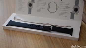 Apple memberikan strap silikon berwarna hitam agar senada denganb bodi Watch. Mengenakannya begitu nyaman di permukaan kulit. Foto: Adi Fida Rahman/detikINET