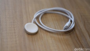 Dalam kemasan Apple Watch Series 10 menyertakan magnet charger. Berbeda dari sebelumnya, material kabel kini berbahan braided bylon agar lebih aman dan tahan lama. Foto: Adi Fida Rahman/detikINET