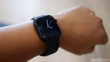 Apple Watch Series 10 hadir dengan layar yang lebih besar dan lebih jernih, berkat bezel yang lebih tipis. Layar berukuran 1,96 inch ini diklaim 9% lebih luas dari Apple Watch Series 8, memudahkan navigasi dan interaksi. Menggunakan Layar OLED dengan sudut lebar yang inovatif mengoptimalkan setiap piksel untuk memancarkan lebih banyak cahaya pada sudut yang lebih lebar, dan lebih terang hingga 40 persen dibandingkan Apple Watch Series 9 jika dilihat dari suatu sudut. Alhasil kita dapat melihat jarum detik yang berdetak tanpa harus mengangkat pergelangan tangan mereka pada wajah jam tertentu. Foto: Adi Fida Rahman/detikINET
