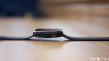 Jam pintar ini punya bobot 10% lebih ringan dibandingkan Series 9. Tak hanya itu, bodinya dibuat hampir 10% lebih tipis dari tiga generasi sebelumnya. Ini tidak hanya membuat jam tangan lebih nyaman dikenakan, tetapi juga memberikan kesan lebih elegan dan modern. Foto: Adi Fida Rahman/detikINET