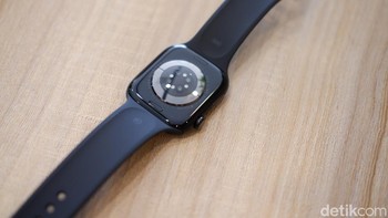 Di dalamnya, Apple Watch Series 10 didukung oleh chip Apple S10 yang baru, yang memberikan kinerja lebih cepat dan efisien. Chip ini dikombinasikan dengan Neural Engine 4-inti untuk meningkatkan kemampuan pemrosesan data kesehatan dan fitur AI. Foto: Adi Fida Rahman/detikINET