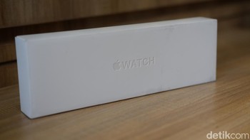 Apple Watch Series 10 resmi mendarat di Indonesia pada akhir Desember lalu. Kotak kemasannya dibuat putih polos dengan embos nama Apple Watch menghiasi permukaan depannya. Foto: Adi Fida Rahman/detikINET