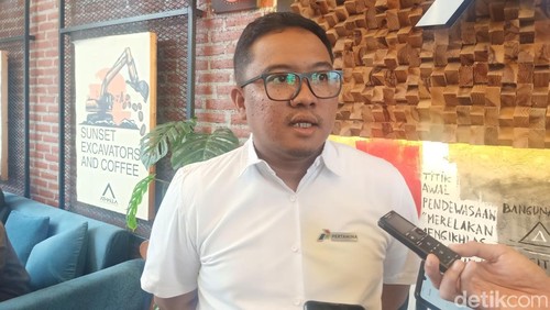 Area Manager Communication & CSR Pertamina Patra Niaga Regional Jatimbalinus Ahad Rahedi saat diwawancarai di Denpasar, Bali pada Senin (10/2/2025).