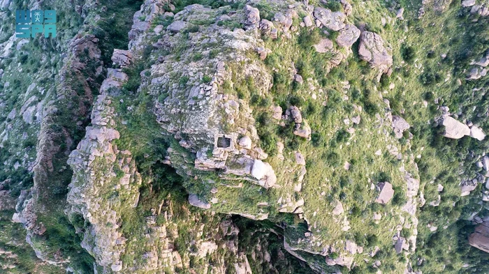 Area salat Shada Area salat Shada yang bertengger di ketinggian 2.200 meter di Gunung Shada, Arab Saudi.