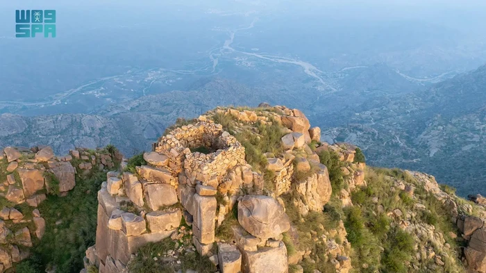 Area salat Shada Area salat Shada yang bertengger di ketinggian 2.200 meter di Gunung Shada, Arab Saudi.