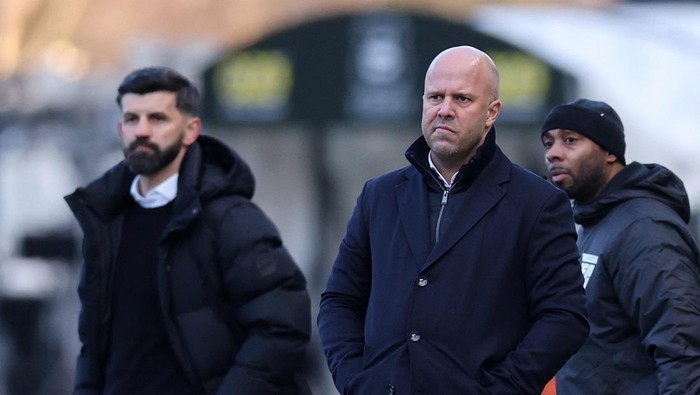 Soccer Football - FA Cup - Fourth Round - Plymouth Argyle v Liverpool - Home Park, Plymouth, Britain - February 9, 2025 Plymouth Argyle manager Miron Muslic and Liverpool manager Arne Slot REUTERS/David Klein