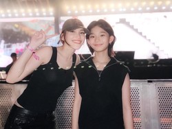 Gaya Ayu Ting Ting Nonton Konser SEVENTEEN Bareng Anak, Stylish Bak ABG