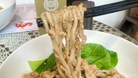 Kalau suka tekstur mie yang lebih besar, kamu bisa pesan Bakmi Karet Ayam Cincang (Rp 26 ribu). Cita rasanya tak kalah puaskan selera.