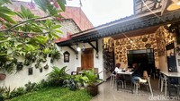 Meski hanya di rumah, suasananya dibuat homey dengan kesan asri dan teduh seperti ini. Serasa mampir ke rumah sanak saudara ya?
