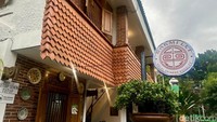 Bakmi Lei tawarkan konsep unik yaitu tempat makan hidden gem di dalam perumahan Pondok Tirta Mandala, Jl. Merpati No.1 Blok C3, Depok. Kanan-kirinya merupakan bangunan rumah warga.