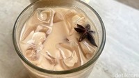 Sebagai penutup, jangan lupa pesan Es Teh Susu Bunga Lawang (Rp 17 ribu) andalan Bakmi Lei. Minuman ini diracik dengan teh hitam, paduan susu creamy, dan bunga lawang.