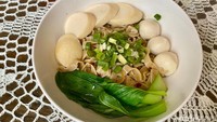 Oh ya, Bakmi Lei juga punya Mee Pok Singapore (Rp 35 ribu). Toppingnya lengkap, berupa irisan fish cake, bakso ikan, pakcoy, dan daun bawang.