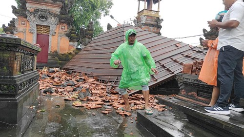 Bale gong Pura Maospahit, Desa Canggu, Kecamatan Kuta Utara, Badung, bernilai ratusan juta ambruk diterjang angin, Senin (10/2/2025). (Agus Eka/detikBali)