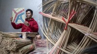 Perajin memeriksa kualitas layangan di Desa Singajaya, Cihampelas, Kabupaten Bandung Barat, Jawa Barat, Senin (10/2/2025).