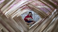 Layangan tersebut dipasarkan ke berbagai kota seperti Bandung, Jakarta, Bekasi dan Karawang dengan harga Rp500 hingga Rp1.500 per buah tergantung ukuran dan kualitas.   