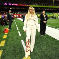 Brittany Mahomes dan Taylor Swift kini sama-sama jadi WAG Superbowl yang menuai sorotan. Tak sedikit yang mempertanyakan hubungan mereka yang disebut semakin dekat karena pasangan keduanya. Saat pertandingan, mereka pun sering duduk bersebelahan dan saling menguatkan di saat-saat tegang.Foto: Instagram Brittany Mahomes