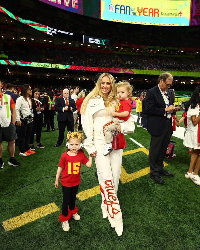 Membawa dua anaknya menonton ayah mereka berlaga, Brittany Mahomes juga mengenakan kalung berlian. Dilansir Page Six, aksesori dari brand Vrai tersebut dijual $ 73.000 atau sekitar Rp 1,1 miliaran.Foto: Instagram Brittany Mahomes