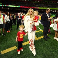 Membawa dua anaknya menonton ayah mereka berlaga, Brittany Mahomes juga mengenakan kalung berlian. Dilansir Page Six, aksesori dari brand Vrai tersebut dijual $ 73.000 atau sekitar Rp 1,1 miliaran.Foto: Instagram Brittany Mahomes