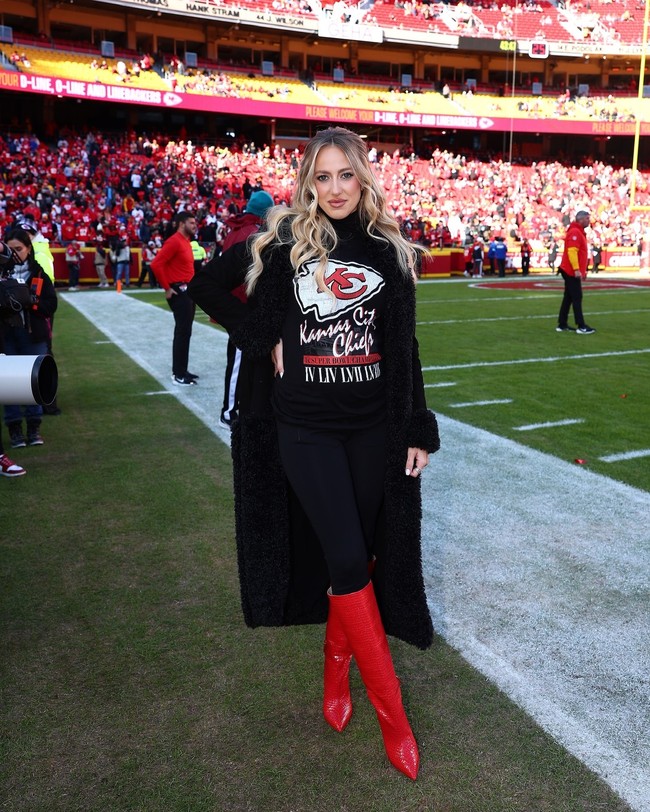 “Lol, Berdandan heboh tanpa menang,” “mahomes tidur di sofa malam ini,” “Kamu tidak tahu waktu dan tempat,” “Britanny, tolong baca situasi,” tulis netizen yang kontra. Foto: Instagram Brittany Mahomes