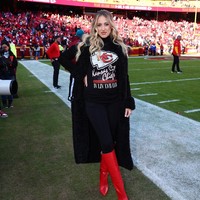 “Lol, Berdandan heboh tanpa menang,” “mahomes tidur di sofa malam ini,” “Kamu tidak tahu waktu dan tempat,” “Britanny, tolong baca situasi,” tulis netizen yang kontra. Foto: Instagram Brittany Mahomes