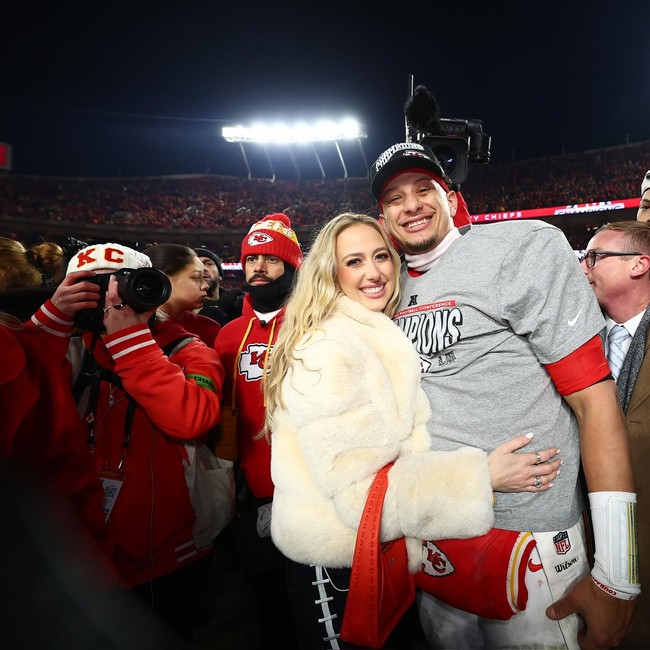 Brittany Mahomes adalah istri dari Patrick Mahomes, atlet NFL yang jadi sorotan karena kekalahan Kansas City Chiefs dalam laga Super Bowl 59 baru-baru ini. Ia datang ke pertandingan dengan gaya yang mencuri perhatian.Foto: Instagram Brittany Mahomes