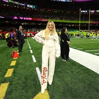 Dalam foto yang diunggah di Instagram, Brittany mengenakan busana serba putih dengan jaket crop dan celana jeans bertuliskan ‘chiefs’ saat hadir di lapangan Caesars Superdome, New Orleans, AS. Foto: Instagram Brittany Mahomes
