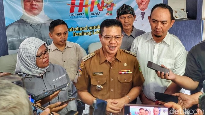Bupati Bandung Dadang Supriatna saat wawancara bersama awak media di Sekretariat PWI Kabupaten Bandung, Soreang, Senin (10/2/2025).