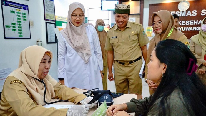 Bupati Ipuk pastikan setiap Puskesmas di Banyuwangi tetap layani CKG meski warga belum unduh aplikasi.