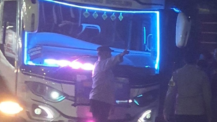 Bus konvoi di Ciputat Timur, Tangsel bikin macet