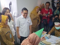 Video: Saat Cak Imin Ikutan Cek Mata di Puskesmas Ciater