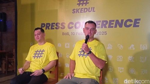 CEO Skedul, Teddy Manangka, menunjukkan penampakan antarmuka aplikasi Skedul di Kuta, Kabupaten Badung, Bali, Senin (10/2/2025). (Aryo Mahendro/detikBali).