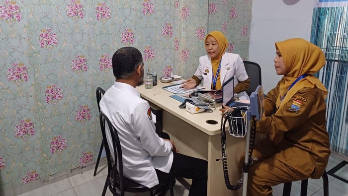 Dokter di Puskesmas sedang memeriksa pasien dalam kegiatan PKG