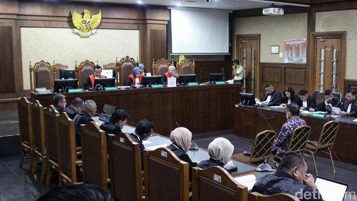 Mantan pejabat Mahkamah Agung (MA) Zarof Ricar menjalani sidang perdana terkait kasus dugaan suap dan gratifikasi atas pemberian vonis bebas kepada terpidana pembunuhan Ronald Tannur pada 2024 di Pengadilan Tindak Pidana Korupsi (Tipikor) Jakarta, Senin (10/2/2025).