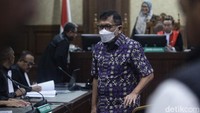 Kejagung menyatakan Zarof menjadi penghubung pengacara Ronald Tannur, Lisa Rachmat, dan mantan Ketua PN Surabaya Rudi Suparmono serta hakim agung yang menangani kasus itu dalam tingkat kasasi. 