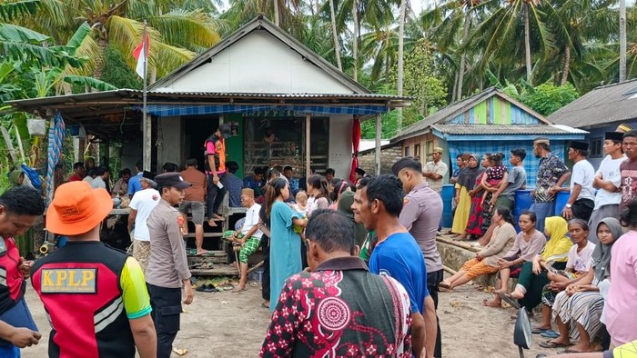 Evakuasi awak kapal yang tenggelam di Perairan Masalembu