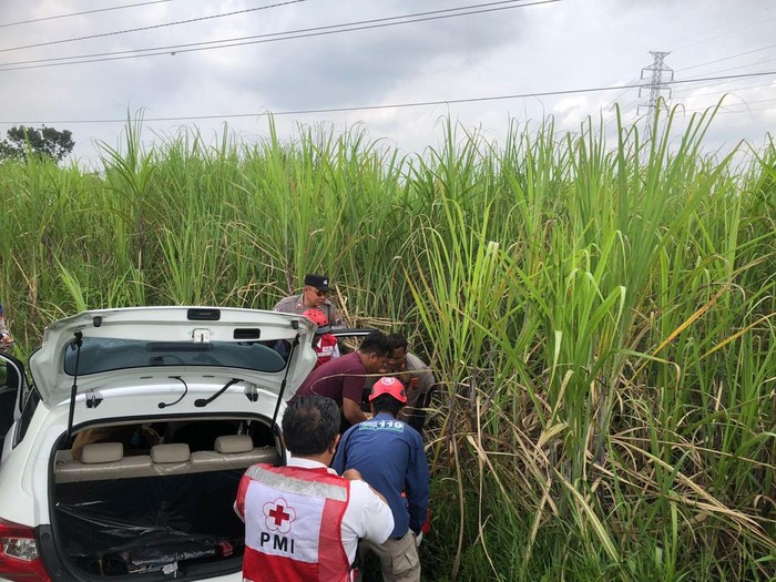 Evakuasi sopir yang mobilnya nyungsep ke kebun tebu di Kabupaten Sragen, Senin (10/1/2025).
