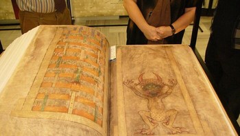Pernahkah Anda mendengar tentang Codex Gigas? Kitab ini seperti Kitab Setan, dan telah diselamatkan dari gedung yang terbakar berkali-kali. Misalnya, kitab ini dibuang dari gedung yang terbakar di lantai empat, tetapi inilah masalahnya: hanya satu orang yang dapat membawanya, dan beratnya beberapa ratus pon. Dan coba tebak? Tidak ada seorang pun di gedung itu ketika kitab ini diselamatkan! Tidak seorang pun tahu dari mana asalnya. Oh, dan ketahuilah: ada bukti dalam tulisan tangan dan tinta bahwa seluruh kitab ini ditulis hanya dalam waktu seminggu atau lebih! Namun, kitab ini sangat besar, jadi seharusnya butuh waktu bertahun-tahun untuk menulisnya. Sungguh misteri! Foto: Demilked
