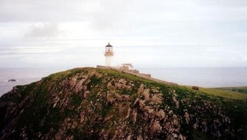 Tiga pekerja mercusuar memulai tugas selama dua minggu di mercusuar pada tanggal 7 Desember 1900, di sebuah pulau terpencil. Ketika sebuah kapal tiba untuk menjemput mereka, mereka secara misterius menghilang tanpa jejak. Mercusuar itu tetap terkunci dengan aneh, dan keadaan yang aneh itu termasuk makanan yang siap disajikan, tidak adanya api di perapian, dan jam yang berhenti. Salah seorang pria membuat buku harian, di mana ia menyebutkan bahwa suatu hari laut sedang berombak, tetapi setelah pengamatan lebih lanjut, laut itu sebenarnya tenang. Meskipun telah dilakukan penyelidikan yang ekstensif, nasib ketiga pekerja mercusuar itu masih belum diketahui. Foto: Demilked