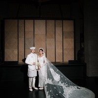 Veil panjang menyapu lantai berhias bordiran menambah kesan elegan dan dramatis. Hiasan kepala warna silver melengkapi elegansi gaya aktris berdarah Minang ini. Foto: Instagram/@sheninacinnamon @iluminen