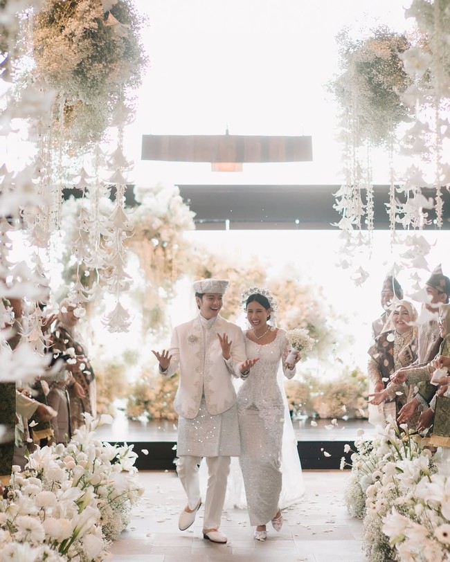 Hubungan Angga Yunanda dengan Shenina Cinnamon terjalin sejak 2020. Keduanya pertama kali menjalin hubungan sejak terlibat dalam sebuah proyek bersama. “Forever and Always,” tulis Angga pada caption foto Instagram. Foto: Instagram/@sheninacinnamon @iluminen