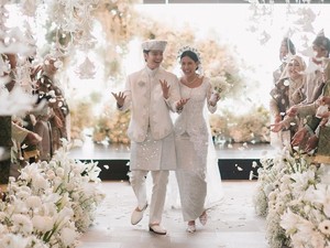 Dekorasi Serba Putih di Pernikahan Angga Yunanda & Shenina, Klasik Elegan