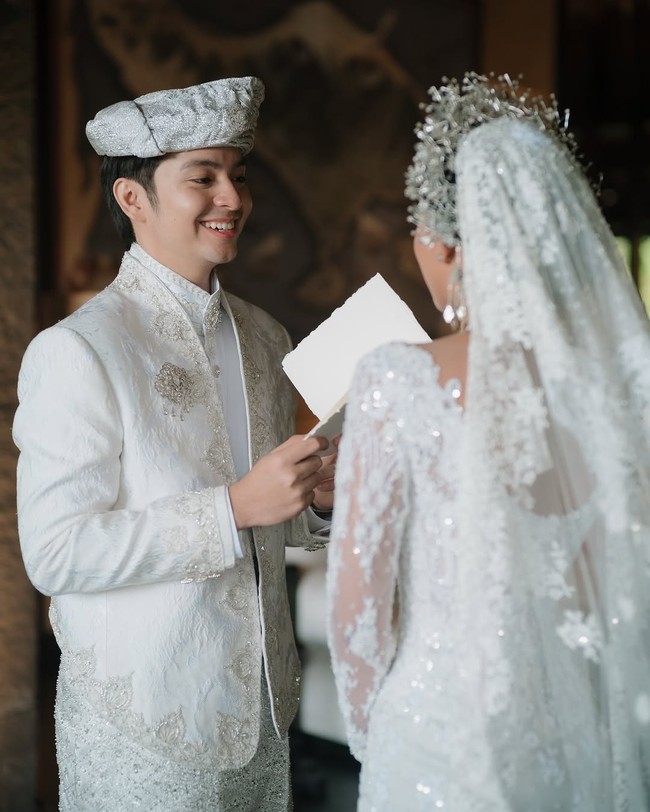 Bintang film ‘Budi Pekerti’ ini mengenakan penutup kepala khas Minang yang dikenal dengan nama Deta Marapulai. Foto: Instagram/@sheninacinnamon @iluminen